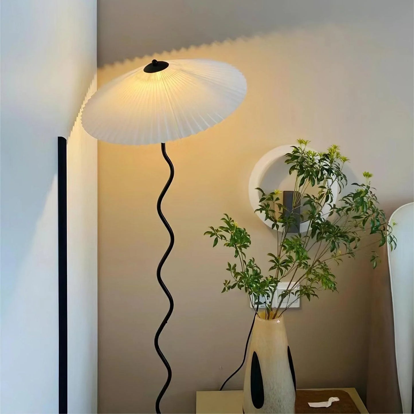 Sculpturale Squiggle Vloerlamp met Geplisseerde Kap
