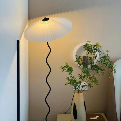 Sculpturale Squiggle Vloerlamp met Geplisseerde Kap