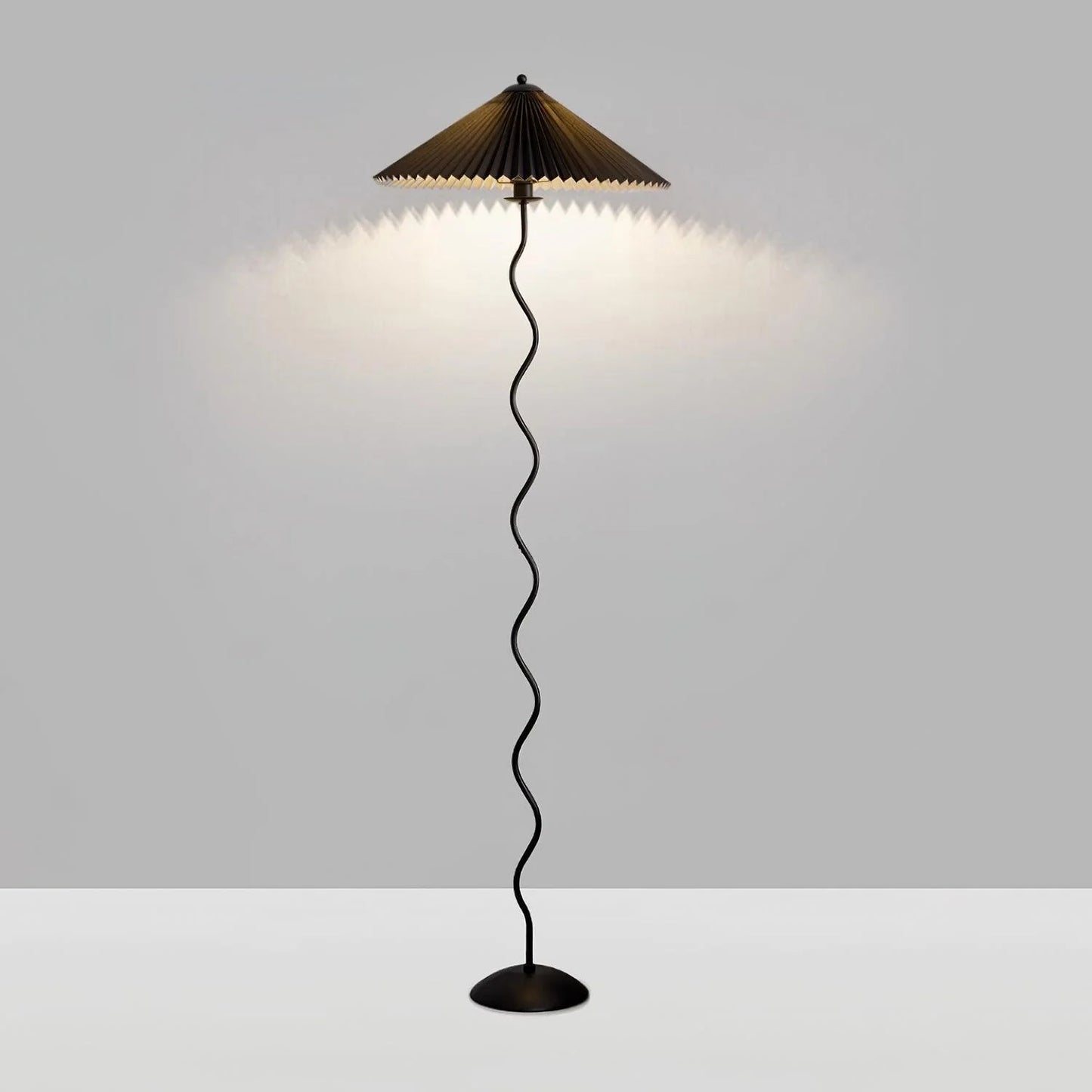 Sculpturale Squiggle Vloerlamp met Geplisseerde Kap