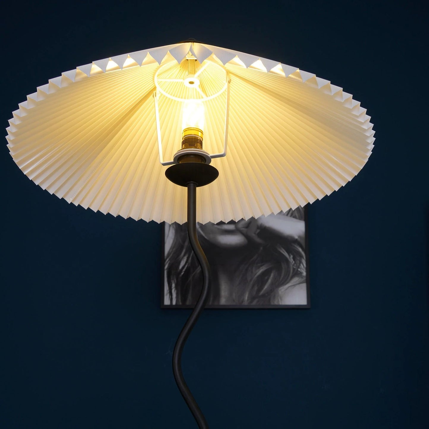 Sculpturale Squiggle Vloerlamp met Geplisseerde Kap