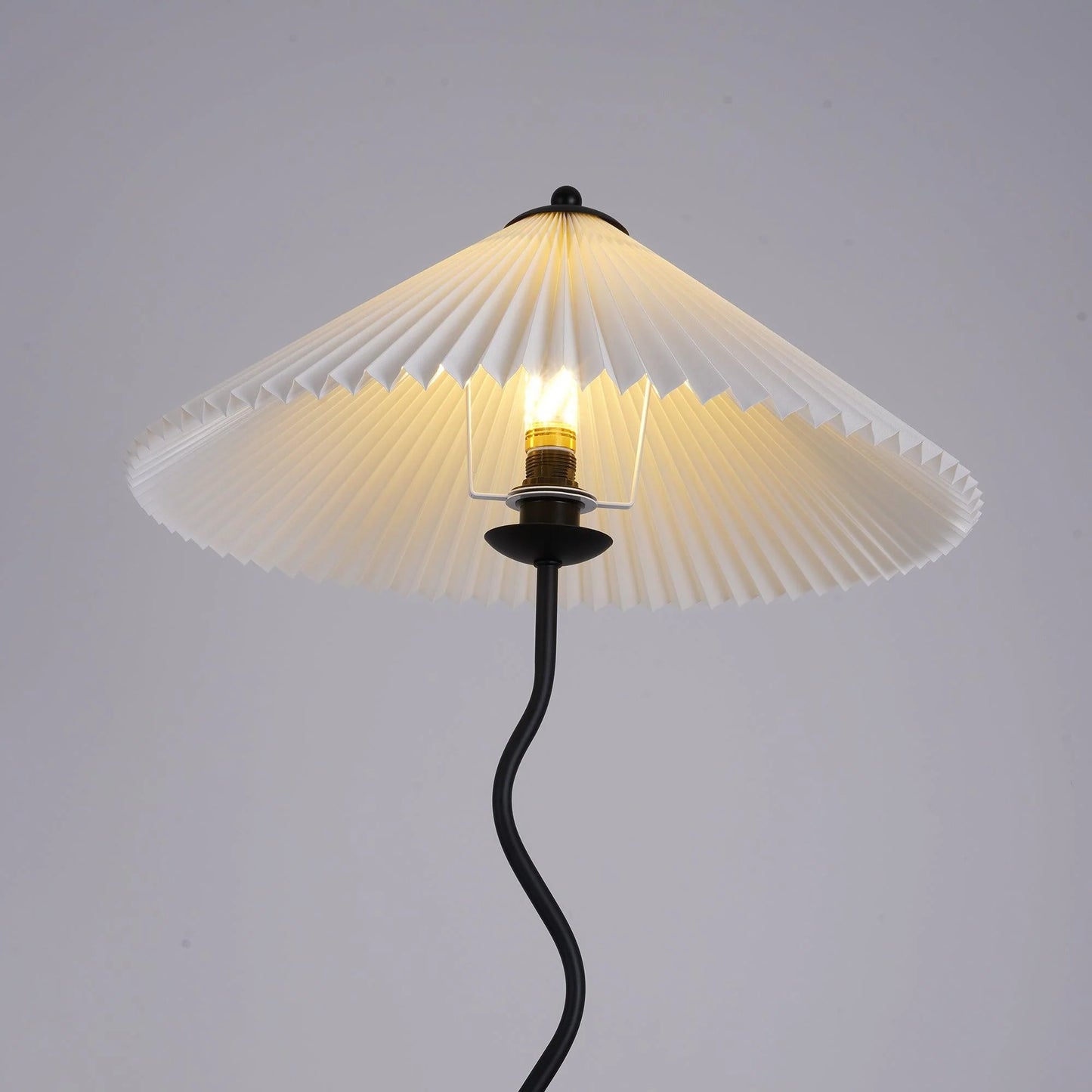Sculpturale Squiggle Vloerlamp met Geplisseerde Kap