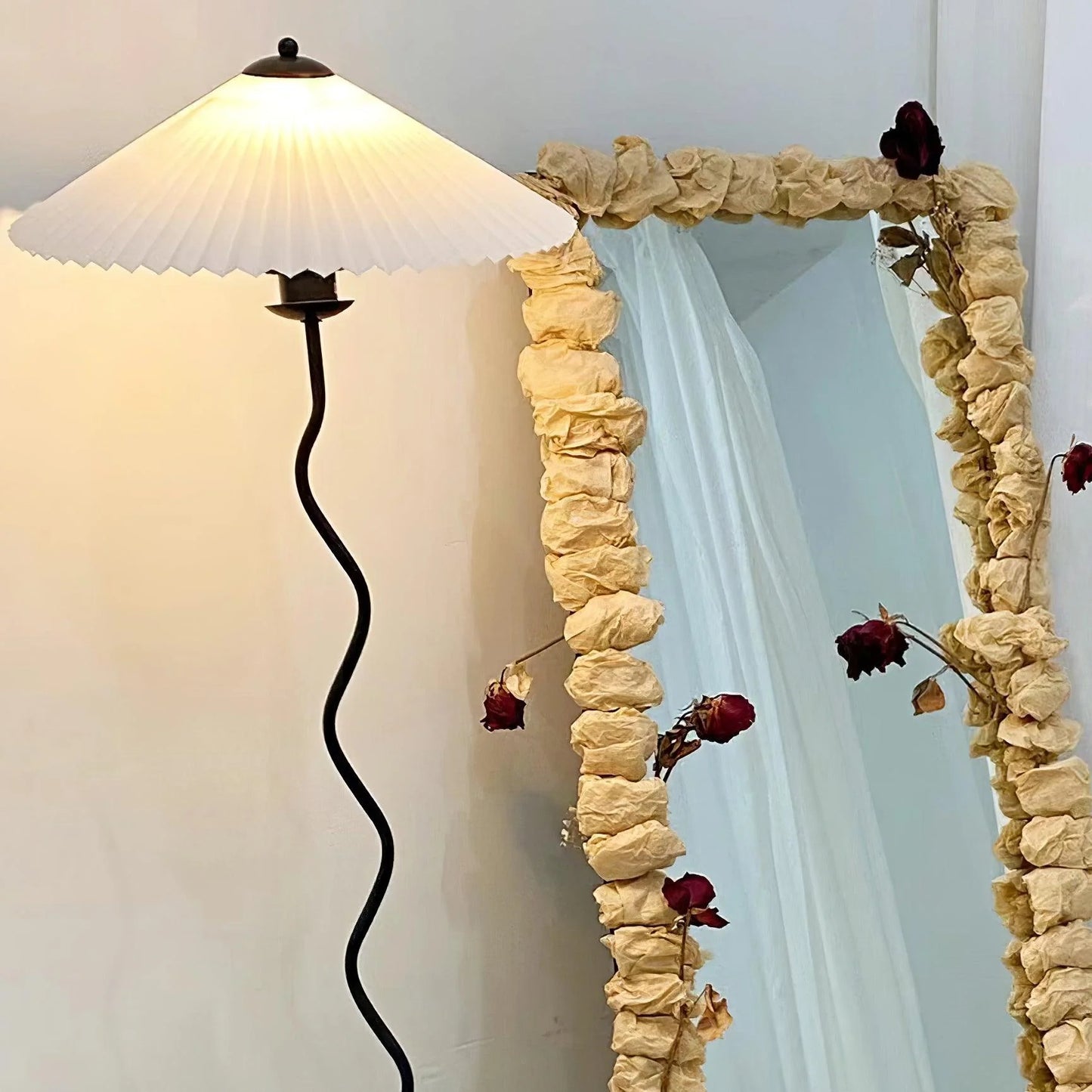 Sculpturale Squiggle Vloerlamp met Geplisseerde Kap