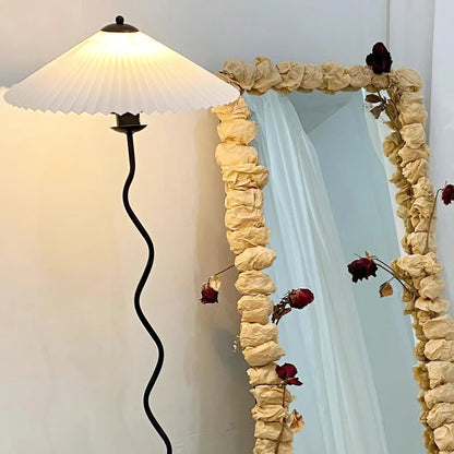 Sculpturale Squiggle Vloerlamp met Geplisseerde Kap