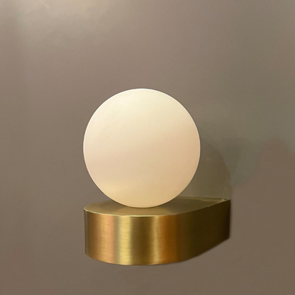 Glazen Bol Wandverlichting met Stijlvolle Afwerking