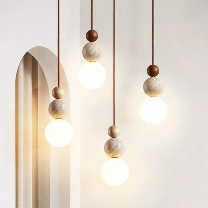 Travertijn en Houten Hanglamp met Opaal Glazen Lamp
