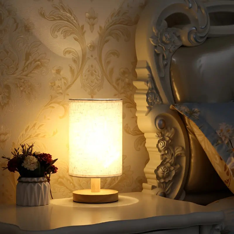 Minimalistische Japanse LED-Tafellamp met Houten Basis en Stoffen Kap