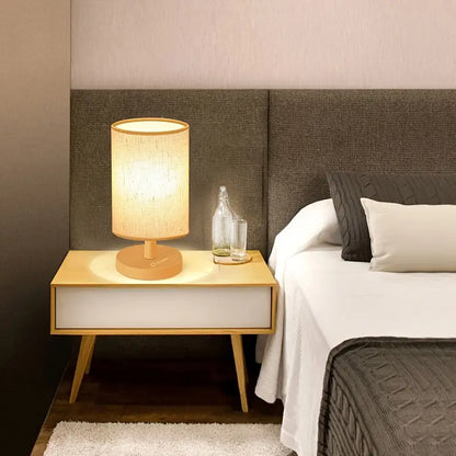 Minimalistische Japanse LED-Tafellamp met Houten Basis en Stoffen Kap