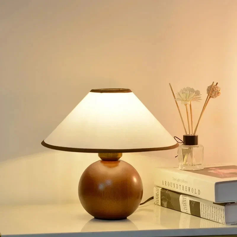 Tijdloze Elegantie Tafellamp in Walnoothout