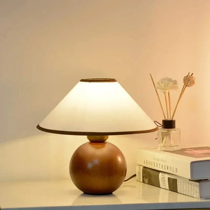 Tijdloze Elegantie Tafellamp in Walnoothout